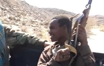 وزير الاعلام اليمني: الحوثيين جندوا مئات الأفارقة المهاجرين للقتال ضد الحكومة 
