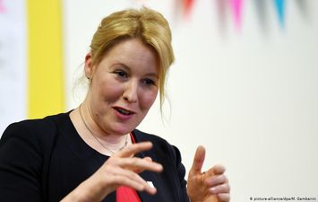 وزيرة الأسرة الألمانية: فيروس كورونا أعاد المرأة لعقود إلى الوراء