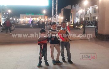 اطفال اسوان يحتفلون بنقل مومياوات ملوك مصر 