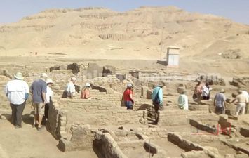 أول فوج سياحي يزور المدينة الفرعونية في الأقصر