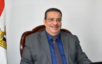 الدكتور أحمد زكى رئيس جامعة قناة السويس 