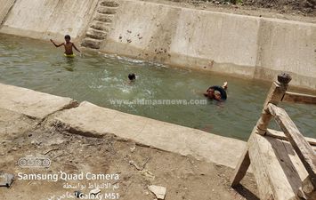 أطفال المنيا يحوّلون &quot;الترع&quot; لحمامات سباحة