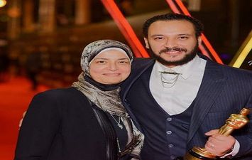 أحمد خالد صالح ووالدته