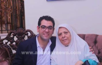 الشهيد ماجد عبد الرازق ووالدته