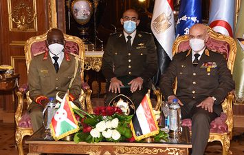 الفريق محمد فريد رئيس أركان حرب القوات المسلحة يلتقى رئيس قوات الدفاع الوطنى البوروندى