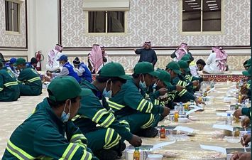 إفطار جماعي لعمال النظافة في السعودية بحضور أمير من العائلة المالكة