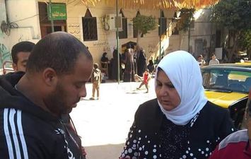 تضامن الإسكندرية تدعم ٨ أسر بمساعدات عينية ومالية أثر سقوط سقف منزلهم 