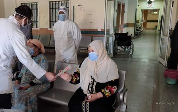 تعافي 12 مصاب بفيروس كورونا بمستشفى قفط التعليمي