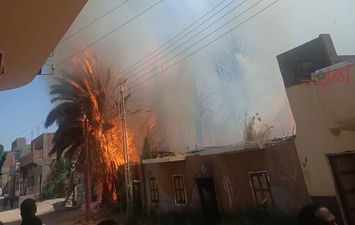 حريق داخل قرية دكة بأسوان 