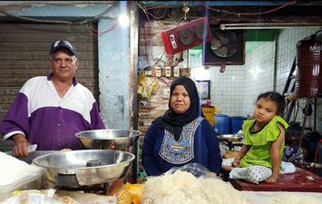 حكاية فاطمة بائعة الكنافة التي تعمل مع ضرتها لمساعدة زوجها في قنا