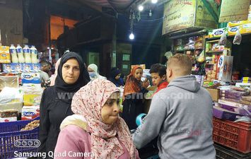 زحام وتكدس بأشهر شوارع العطارة بالمنيا