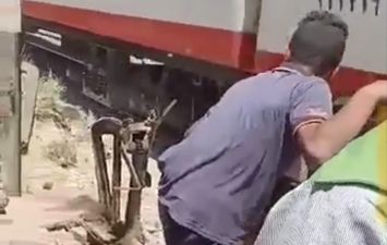 كارثة في قنا .. أطفال يديرون مزلقان أبوشوشة بأبوتشت أثناء مرور القطار