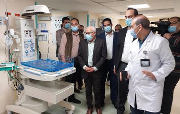 محافظ بورسعيد ورئيس هيئة الرعاية الصحية يتابعان الأعمال الجارية بالجناح البحري  بمستشفى السلام