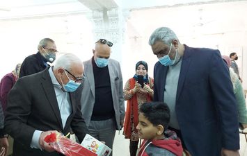 محافظ بورسعيد يوزع الهدايا بالمؤسسات الايوائية للايتام ببورسعيد