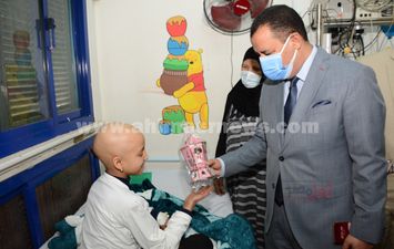 نائب رئيس جامعة اسيوط يزور أطفال مرضى معهد الأورام 