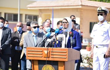 وزيرة الصحة تشهد تطعيم المرشدين بقناة السويس بلقاح فيروس كورونا