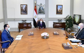 الرئيس السيسي يجتمع مع رئيس الوزراء ورئيس الهيئة العامة للمنطقة الاقتصادية لقناة السويس 