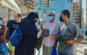توافد المواطنين على شواطئ الإسكندرية
