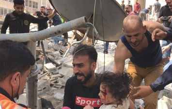 شاهد.. طفلة من غزة &quot;تلعب&quot; فوق أحد صواريخ الاحتلال الإسرائيلي (فيديو)