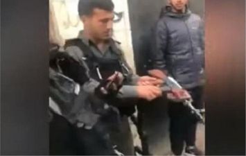 الاحتلال الإسرائيلي يطارد طفل يحمل &laquo;مسدس لعبة&raquo; 