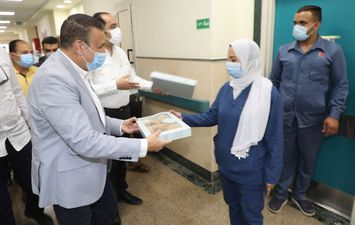 توزيع كعك العيد علي مصابي وممرضات عزل الباجور