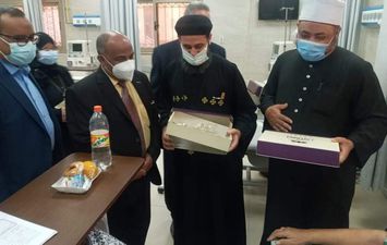 رجال الدين الإسلامي والمسيحي يزورون المرضي بأسوان 