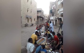رغم تحذيرات كورونا .. شباب قوص ينظمون افطار جماعي في قنا