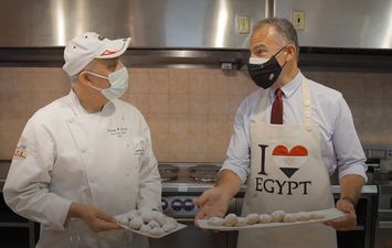 سفير أمريكا بالقاهرة يصنع الكحك مهنئًا بعيد الفطر