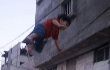 سقوط طفل من الطابق الرابع في بني سويف