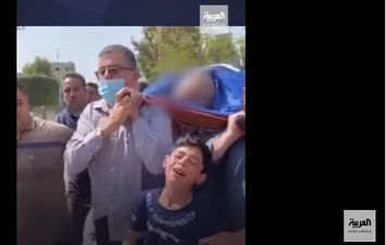 فيديو مؤثر لطفل فلسطيني يودع والده في جنازته