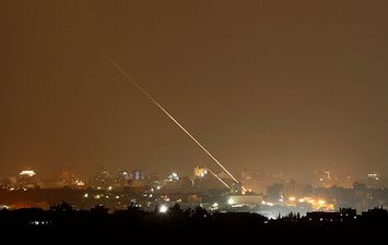 كتائب القسام تطلق مئات الصواريخ على تل أبيب
