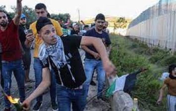 لبنانيون يرشقون جنود الاحتلال الإسرائيلي على الحدود تضامنًا مع الفلسطينيين