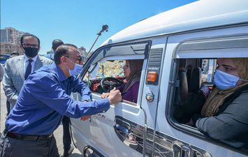 محافظ الإسكندرية يُكرم سائقة ميكروباص