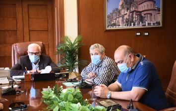 محافظ بورسعيد يناشد المواطنين بالالتزام بالإجراءات الاحترازية