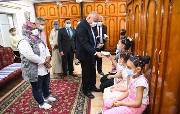 محافظ قنا يقدم العيدية والهدايا للأطفال بدور الأيتام في عيد الفطر المبارك 