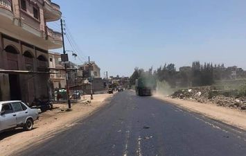 استكمال  رصف طريق متبول بعد توقف 3 سنوات بمدينة كفر الشيخ 