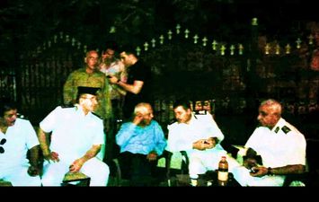 اللواء أسامة بدير ورئيس الوزراء حازم الببلاوي صبيحة ثورة 30 يونيو أمام الإتحادية