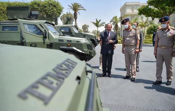 الرئيس السيسي يتفقد المركبات المدرعة مُتعددة المهام التي تم تصنيعها بإمكانات القوات المسلحة