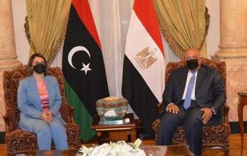 وزير الخارجية يعقد مباحثات مع نظيرته الليبية بالقاهرة