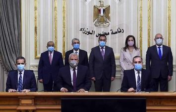 توقيع 3 بروتوكولات لاستخدام مساحات من أراضي الوادي الجديد القابلة للزراعة لأهالي " كفر الشيخ والغربية والمنوفية "