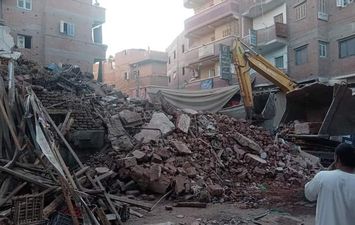 حملات لإزالة الإشغالات ومبنى آيل للسقوط بفوه فى كفر الشيخ