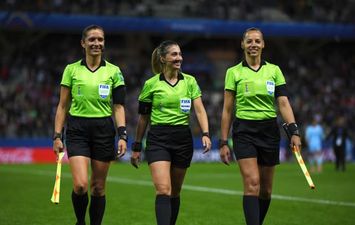 طاقم تحكيم نسائي