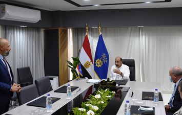 محافظ أسوان يلتقي بمسؤولين بالاكاديمية العربية والنقل البحري