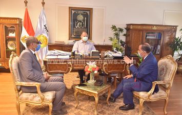 محافظ أسيوط يلتقي رئيس الشركة المالية والصناعية المصرية للأسمدة