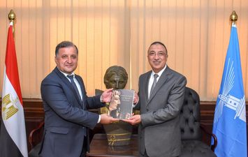 محافظ الإسكندرية يبحث مع سفير جمهورية طاجيكستان سبل تعزيز التعاون 