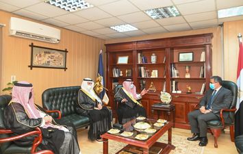 وزير السياحة يجتمع مع وزير التجارة السعودي