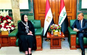 جانب من اللقاء بين عزيز الجباز وزير الصناعة العراقي ونيفين جامع