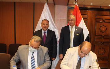 توقيع عقد إتفاق إنهاء النزاع بين الحديد والصلب للمناجم والمحاجر وشركة الصناعات الكيماوية المصرية &quot;كيما&quot;.