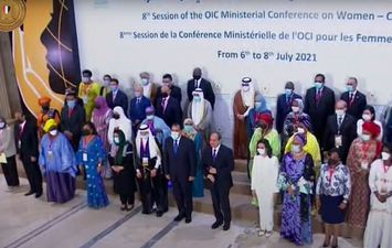 الرئيس السيسي يلتقط صورة تذكارية مع ممثلي الدول الأعضاء لمنظمة التعاون الإسلامي للمرأة