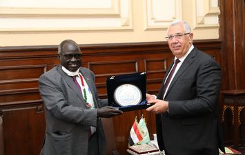 وزير الزراعة يبحث مع وزير الثروة الحيوانية والسمكية بجنوب السودان 